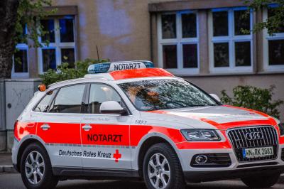 Fellbach: Feuerwehr muss Verletzten vor Schaulustigen schuetzen und Gebiet weitraeumg absperren